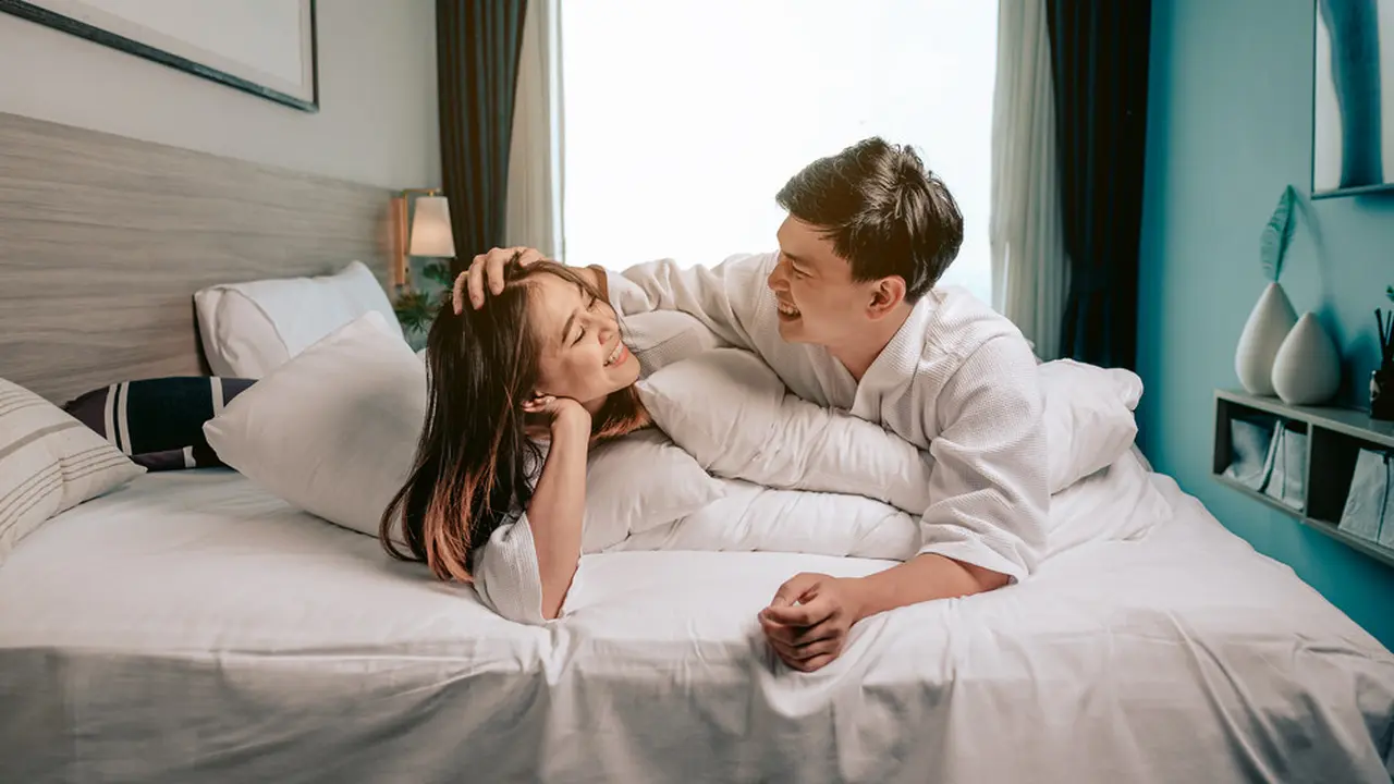 pasangan di kamar tidur