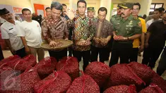 Menteri Pertanian, Amran Sulaiman mengecek bawang merah saat meresmikan Toko Tani Indonesia (TTI) Permanen di Pasar Minggu, Jakarta, Rabu (15/6). TTI membuka sejumlah kios pangan dengan komoditas beragam dan harga murah. (Liputan6.com/Immanuel Antonius)