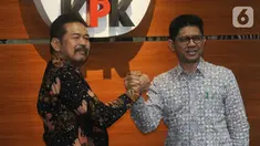 Jaksa Agung ST Burhanudin (kiri) menjabat tangan Wakil Ketua KPK Laode Muhammad Syarif saat mendatangi Gedung KPK, Jakarta, Jumat (8/11/2019). Pertemuan itu membahas sinergi dalam penanganan pemberantasan tindak korupsi antara KPK dan Kejaksaan Agung. (merdeka.com/Dwi Narwoko)