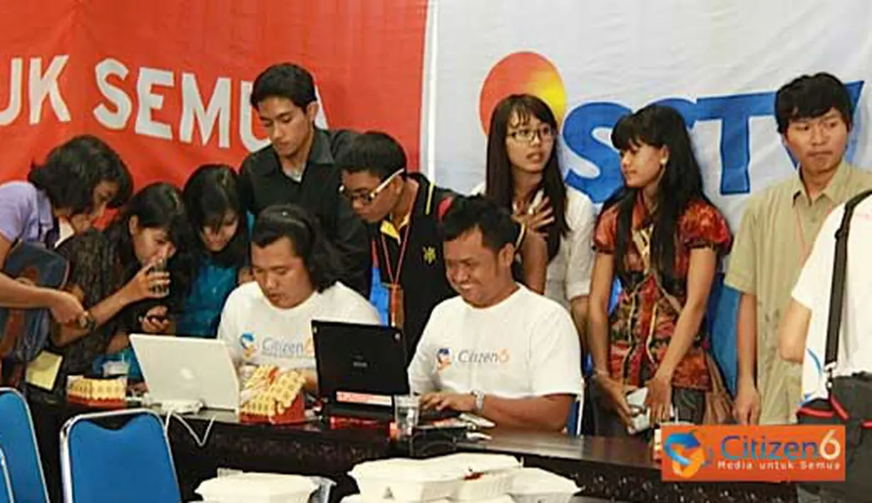 Peserta Citizen Jurnalism sedang mengunggah hasil pencarian berita