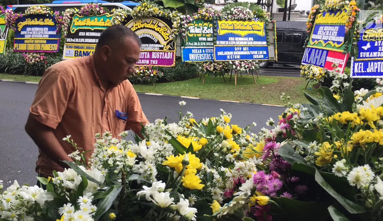 Karangan bunga untuk almarhum pengusaha senior Sukamdani Sahid Gitosardjono berjajar di sepanjang Jalan Imam Bonjol, Menteng, Jakarta, Kamis (21/12). (Liputan6.com/Immanuel Antonius)