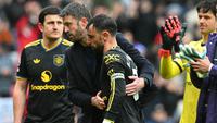 Pelatih sementara Manchester United asal Inggris, Michael Carrick, memberi selamat kepada gelandang Manchester United asal Portugal bernomor punggung 08, Bruno Fernandes, setelah pertandingan Liga Inggris antara Sunderland dan Manchester United di Stadion of Light di Sunderland, timur laut Inggris, pada 9 Mei 2026. (ANDY BUCHANAN/AFP)