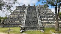 Pemandangan piramida di situs arkeologi Maya Chichen Itza di Negara Bagian Yucatan, Meksiko (13/2). Chichen Itza dibangun sekitar 800 tahun sebelum masehi. (AFP Photo/Daniel Slim)