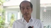 Presiden Joko Widodo (Jokowi) telah memerintahkan jajaran terkait untuk segera melakukan penanganan bencana di Nusa Tenggara Timur (NTT) di Istana Merdeka, Jakarta, Senin, 5 April 2021. (Biro Pers Sekretariat Presiden/Lukas)