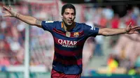 Striker Barcelona, Luis Suarez, usai mencetak gol ke gawang Granada, pada pertandingan terakhir La Liga 2015-16, di Estadio Nuevo Los Carmenes, Sabtu (14/5/2016). (AFP/Jorge Guerrero). 