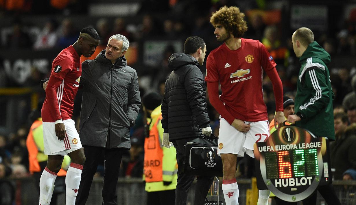 Gelandang Manchester United, Marouane Fellaini, bersiap menggantikan Paul Pogba saat melawan FC Rostov. Pemain termahal dunia tersebut ditarik keluar pada menit ke-48 karena mengalami cedera. (AFP/Oli scarff)