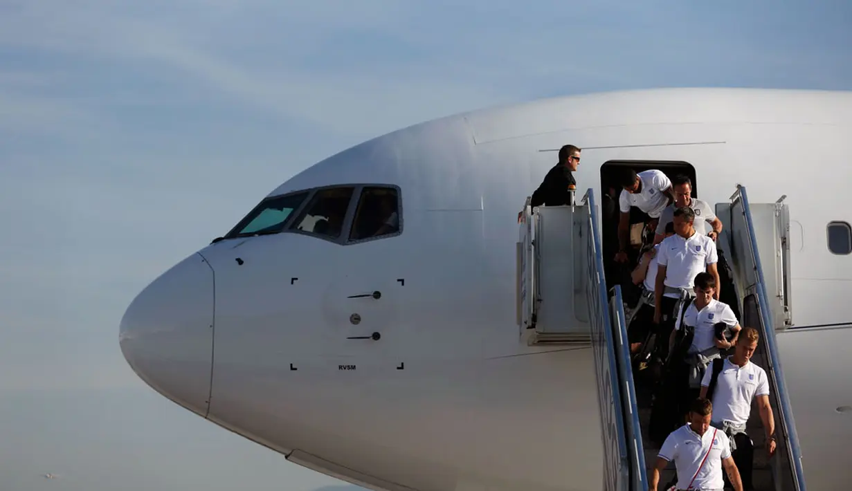 Pemain Timnas Inggris tiba di bandara Rio de Janeiro, Brasil, (8/6/2014). (REUTERS/Pilar Olivares)