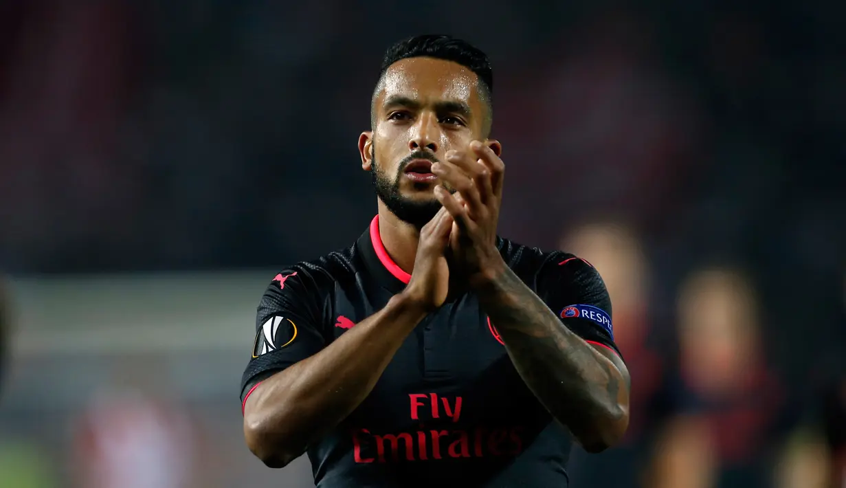 Pemain Arsenal, Theo Walcott bertepuk tangah kepada suporter seusai pertandingan Grup H Liga Europa melawan Red Star Belgrade di Stadion Rajko Mitic, Kamis (19/10). Arsenal menang 1-0, berkat gol Olivier Giroud. (AP/Darko Vojinovic)