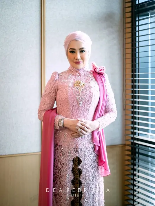 Reza Artamevia sang ibunda Aaliyah pun mengenakan kebaya brokat tertutup berkerah tinggi dengan aksen puff di lengan. Kebaya yang dibuat oleh Dea Febrinda ini dipadukan selendang fuschia, kerudung warna senada, dan bawahan kain batik coklat. [@deafebrindagallery]