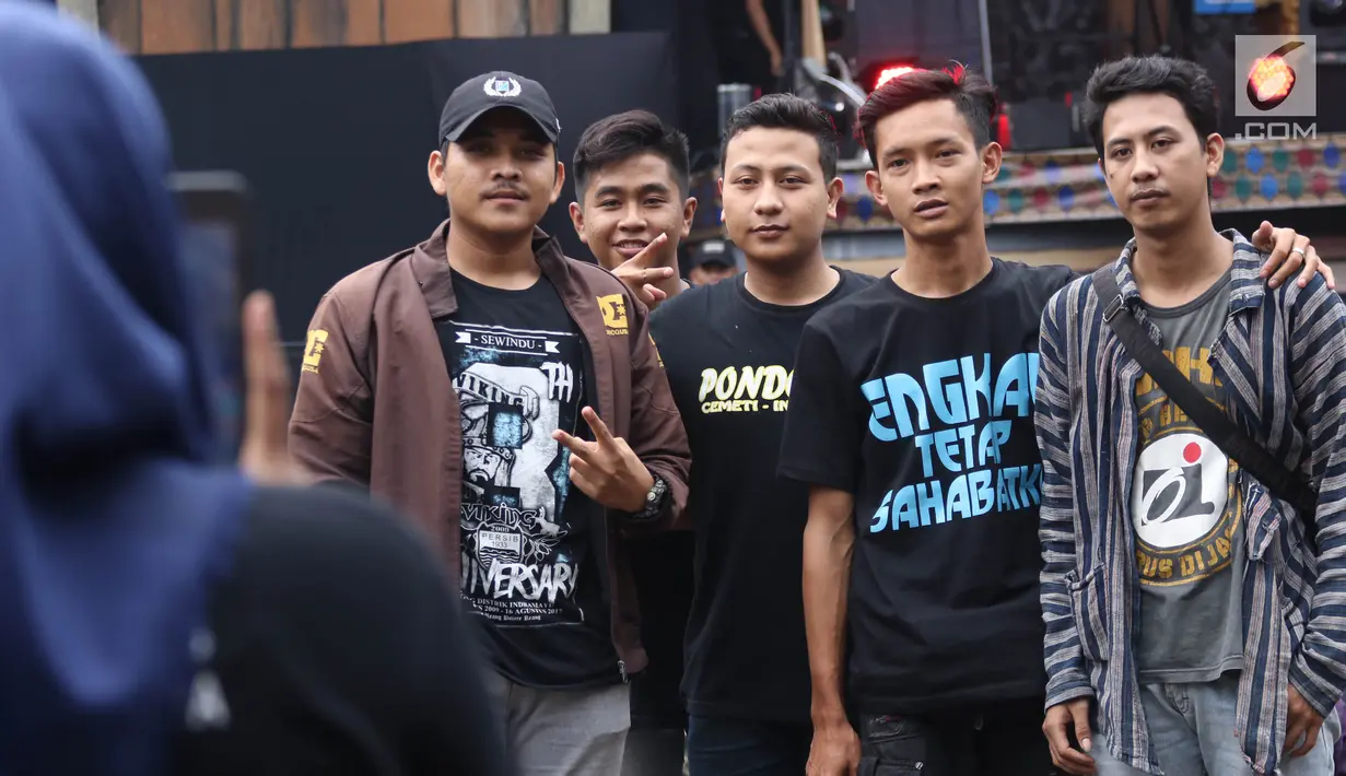 Sejumlah penonton berfoto bersama sebelum menyaksikan Konser Situs Budaya Iwan Fals dan Band di Panggung Kita, Depok, Sabtu (3/3). Konser Situs Budaya ini mengangkat budaya dari NTB Kerajaan Lombok dan Bima. (Liputan6.com/Arya Manggala)