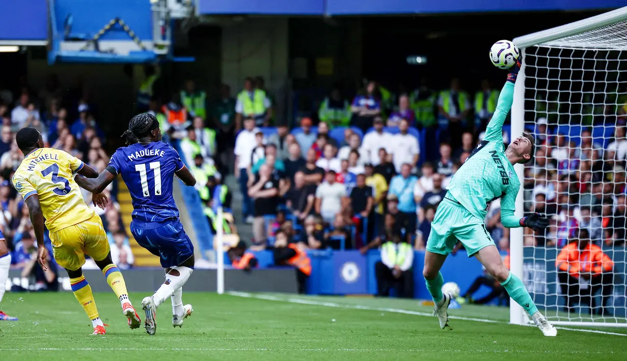 Kiper Crystal Palace, Dean Henderson, tampil tangguh dan melakukan beberapa penyelamatan krusial saat melawan Chelsea pada laga pekan ketiga Liga Inggris 2024/2025 di Stadion Stamford Bridge, Minggu (1/9/2024). (AFP/Henry Nicholls)