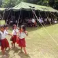 Sejumlah siswa melintas di sekolah tenda darurat di lokasi pengungsian bencana Gunung Merapi di keputren, Kemalang, Klaten, Selasa (2/11).(Antara) 