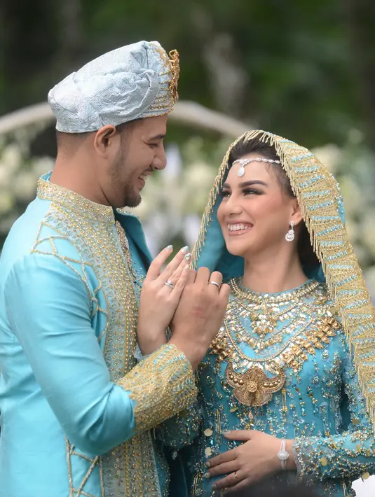 Pada akad nikah, Ammar Zoni sempat mengulang ijab kabul. Selain itu, Ammar Zoni pun memberikan cincin berlian kepada Irish Bella sebagai mahar pernikahan. (Kapanlagi.com/Bayu Herdianto)