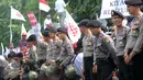 Aparat kepolisian menjaga lokasi sidang lanjutan Basuki Tjahaja Purnama (Ahok) di Gedung Kementerian Pertanian, Jakarta, Selasa (3/1). Sedikitnya 2.500 personel kepolisian mengamankan jalannya sidang keempat tersebut. (Liputan6.com/Helmi Afandi)