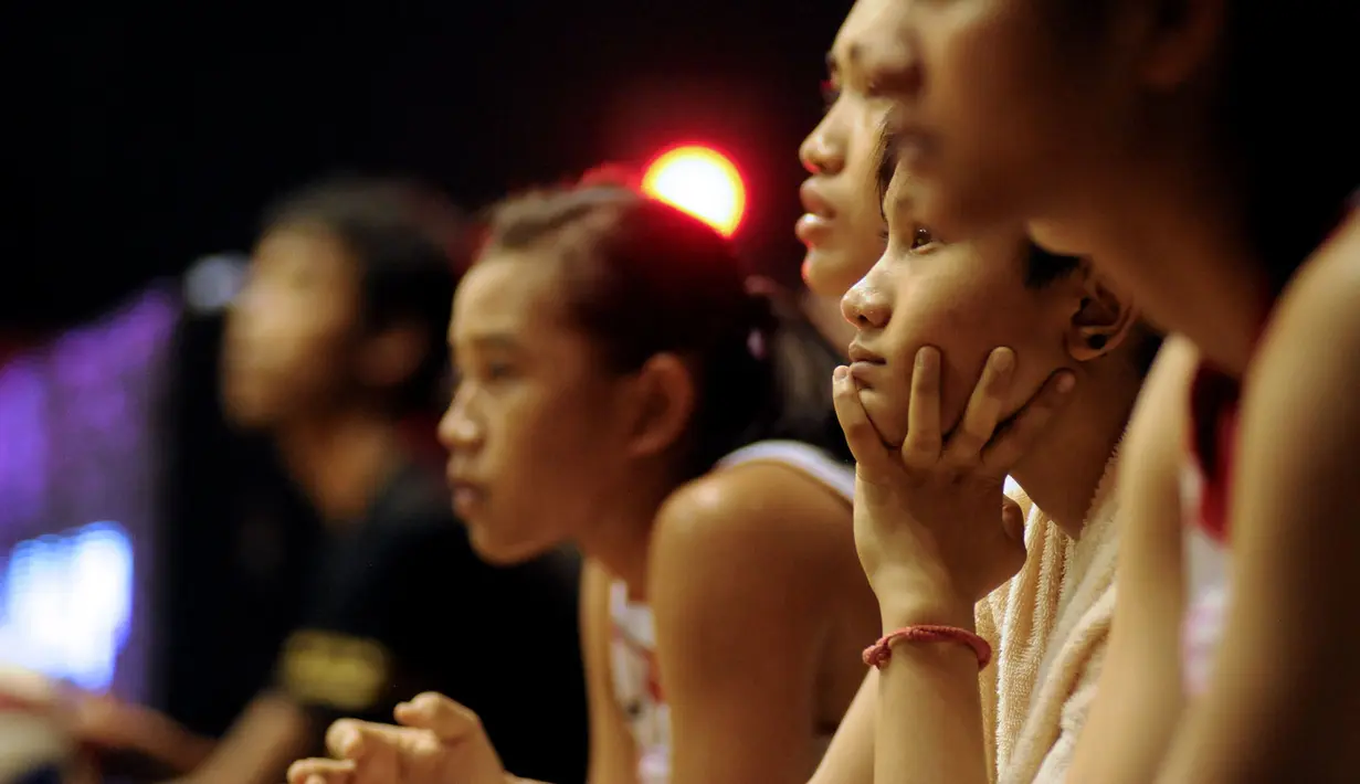 Ketegangan pebasket putri Sahabat Wisma Sehati Semarang saat berlaga melawan Surabaya Fever di  final WNBL Championship 2015 di Hall A Senayan, Jakarta, Jumat (8/5/2015). Surabaya Fever unggul 65-53 atas Sahabat Wisma. (Liputan6.com/Helmi Fithriansyah)