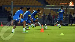 Sergio van Dijk (kedua dari kiri) berusaha menahan laju serangan Vivtor Igbonefo dalam sesi latihan perdana Indonesia Dream Team di Stadion GBK pada Kamis 11 Juli 2013. (Liputan6.com/Helmi Fithriansyah)