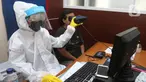 Petugas menggunakan Alat Pelindung Diri (APD) saat merekam mata warga yang mengajukan pembuatan KTP Elektronik di Pondok Aren, Tangerang Selatan, Senin (15/6/2020). Penggunaan APD ini bertujuan meminimalisir kontak fisik sebagai upaya pencegahan penularan Corona COVID-19. (Liputan6.com/Angga Yuniar)