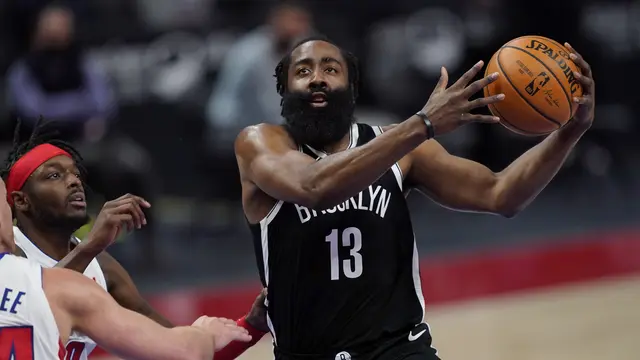 James Harden (kanan) sukses membawa Brooklyn Nets menang 113-111 atas Detroit Pistons di Little Caesars Arena, Sabtu (27/3/2021) pagi WIB.