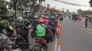 Suasana Pos Penyekatan di Jalan Raya Bogor, Jakarta, Rabu (20/7/2021). Penyekatan tersebut merupakan tindak lanjut dari kebijakan Pemberlakuan Pembatasan Kegiatan Masyarakat (PPKM) Level 4 hingga 25 Juli 2021. (Liputan6.com/Herman Zakharia)
