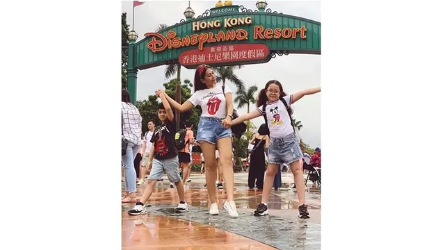 7 Gaya Tata Janeeta dan Kedua Anaknya, Kompak Banget