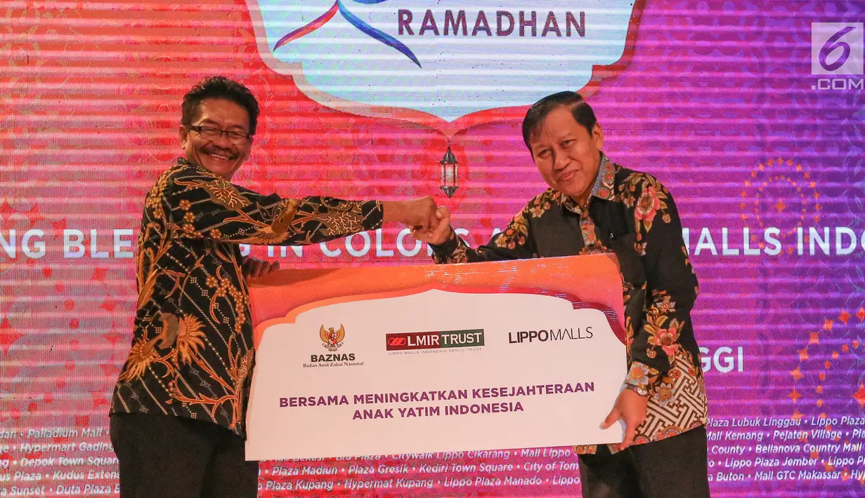 Komisioner BAZNAS, Nuryanto simbolis menerima perjanjian kerjasama yang diwakilkan Ketua Yayasan Bakti Pertiwi Sejahtera, Teguh Pudjowigoro perwakilan dari Lippo Malls Indonesia pada peluncuran Colorful Ramadhan di Lippo Malls Plaza Semanggi, Jakarta (30/4/2019). (Liputan6.com/Fery Pradolo)