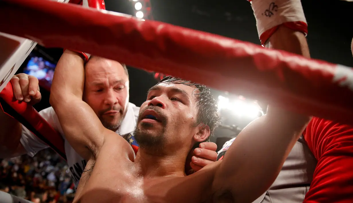 Petinju asal Filipina, Manny Pacquiao usai mengalahkan petinju AS, Adrien Broner selama pertandingan tinju kelas welter WBA di Las Vegas (19/1). Pacquiao nyaris mendominasi sepanjang pertandingan melawan Broner. (AP Photo/John Locher)