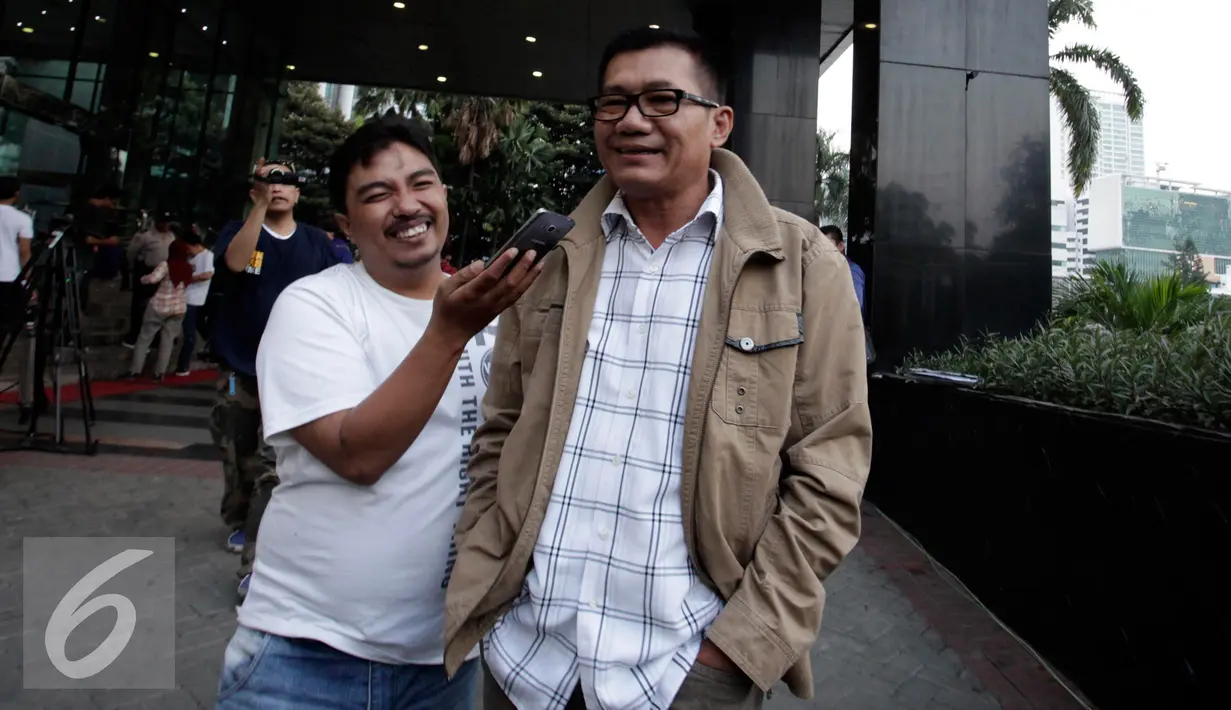 Mantan Ketua Komisi II DPR, Agun Gunandjar meninggalkan Gedung KPk usai menjalani pemeriksaan terkait kasus korupsi e-KTP, Jakarta, Rabu (19/10). Pemeriksaan hari ini merupakan pemeriksaan kedua bagi Agun Gunandjar (Liputan6.com/Helmi Afandi) 