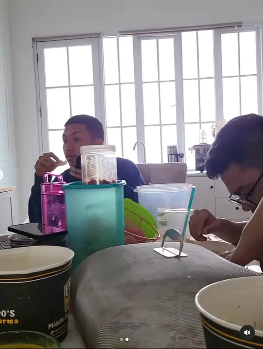 Umi Pipik sibuk berdakwah, sementara Adiba dan Abidzar sibuk di industri hiburan. Tak heran jika momen sederhana makan siang bersama ini kehangatannya sangat terasa meski hanya bincang ringan di meja makan. Bahkan tak sedikit warganet yang juga merasa kehangatan Umi Pipik bareng empat buah hatinya yang kini sudah beranjak remaja dan dewasa. (Liputan6.com/IG/@_ummi_pipik_)