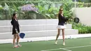 Kegiatan ini menjadi ruang pertemuan yang unik, di mana kebaya sebagai kekayaan budaya Indonesia bertemu dengan semangat gaya hidup aktif dan olahraga padel. Tampak dalam foto, peserta bermain padel dalam kegiatan Padel Berkebaya di Bounce Padel Club, Jakarta, Sabtu (7/2/2026). (Kapanlagi.com/Budy Santoso)