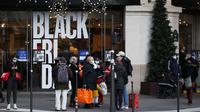 Sejumlah orang berjalan melewati poster "Black Friday" di Paris, Prancis, pada 4 Desember 2020. Sempat ditunda selama sepekan akibat karantina wilayah (lockdown) nasional, pesta belanja tahunan "Black Friday" di Prancis akhirnya dimulai pada Jumat (4/12). (Xinhua/Gao Jing)