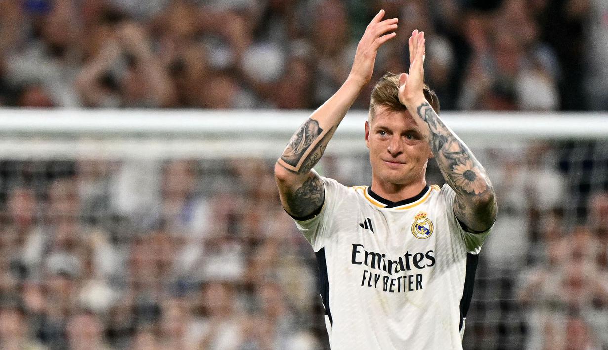 Pemain Real Madrid memberikan tepuk tangan kepada para fans saat melakukan upacara perpisahan setelah laga Liga Spanyol 2023/2024 melawan Real Betis di Santiago Bernabeu, Madrid, Spanyol, Minggu (26/05/2024) dini hari WIB. Kroos memutuskan untuk pensiun dari sepak bola setelah Euro 2024 nanti. (AFP/Javier Soriano)