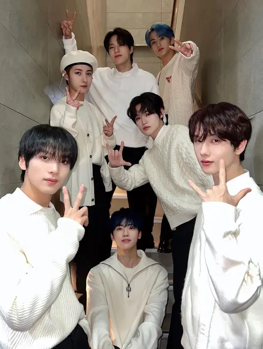 Bukan hanya soal kedekatannya saja, namun penampilan dari Mark, Renjun, Jeno, Jaemin, Haechan, Chenle dan Jisung juga kerap menjadi sorotan. Pasalnya, ketujuh member selalu tampil kompak dan ceria serta memakai busana senada di berbagai penampilan. (Liputan6.com/IG/@nct_dream)