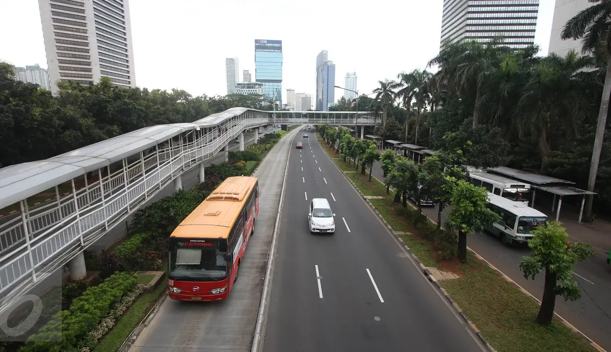 Suasana arus lalu lintas di Jalan Sudirman, Jakarta,Senin (11/7). Meskipun libur cuti bersama telah usai, Jalanan protokol Jakarta masih sepi. (Liputan6.com/Immanuel Antonius)