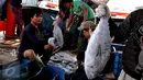 Aktivitas bongkar muat ikan di Pelabuhan Muara Baru, Jakarta, Selasa (22/9/2015). Nelayan mengeluh mahalnya BBM dan Peraturan Menteri No. 2/2015 tentang larangan penggunaan pukat hela dan pukat tarik membuat nelayan merugi. (Liputan6.com/Angga Yuniar) 