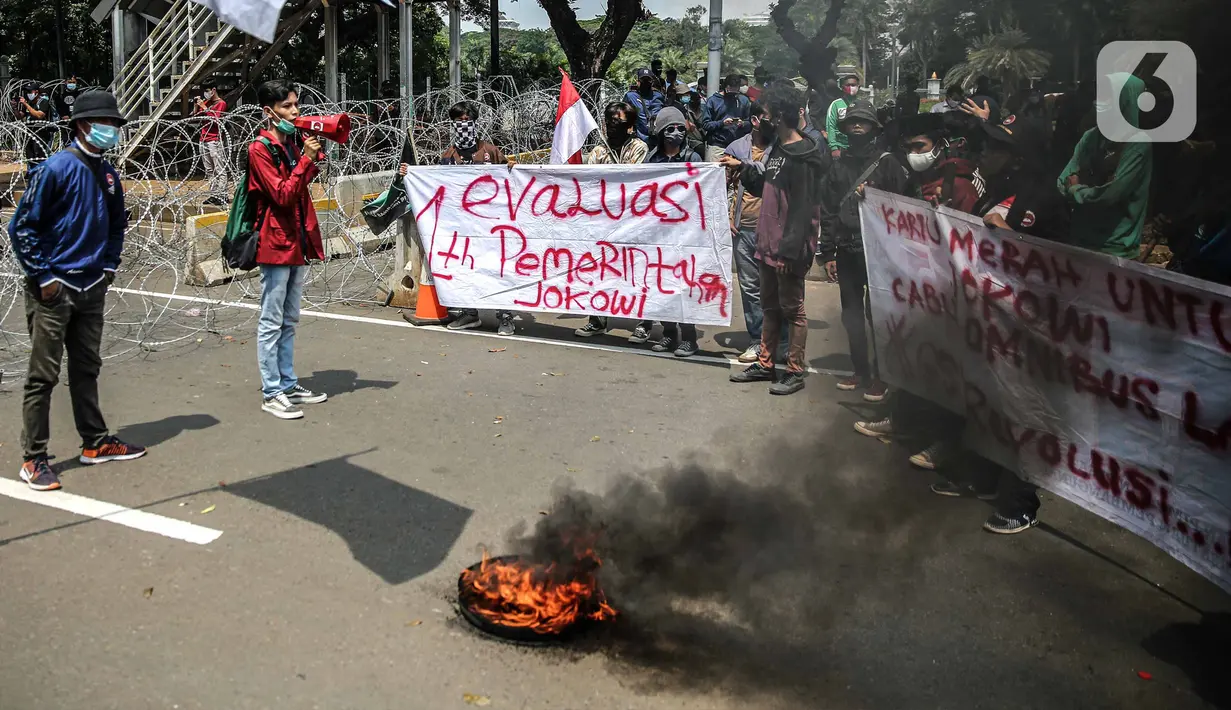 Massa Badan Eksekutif Mahasiswa Seluruh Indonesia (BEM SI) saat berunjuk rasa di area Patung Kuda Arjuna Wijaya, Jalan Medan Merdeka Barat, Jakarta (20/10/2020). Massa meminta Presiden Joko Widodo atau Jokowi  segera mencabut UU Cipta Kerja melalui Perppu. (Liputan6.com/Faizal Fanani)