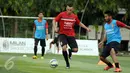 Penyerang Bali United, Silvio Escobar B (tengah) berusaha mengecoh Syakir M saat latihan di Lapangan Pertamina, Jakarta, Rabu (6/4/2016). Kandas di Piala Bhayangkara 2016, Bali United bersiap mengikuti Trofeo Persija. (Liputan6.com/Helmi Fithriansyah)