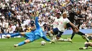 Pemain Tottenham asal Brasil, Richarlison tampil baik dengan menyumbangkan satu assist saat timnya mengalahkan Fulham 2-1 dalam pertandingan lanjutan Premier League 2022/2023, Sabtu (3/9/2022). (AFP/Glyn Kirk)