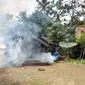 Nampak proses pengasapan atau fogging tengah dilakukan Dinas Kesehatan Kota Tasikmalaya, Jawa Barat (Liputan6.com/Jayadi Supriadin)