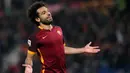 Gelandang AS Roma, Mohamed Salah, saat bertanding melawan Lazio pada lanjutan Serie A Italia di Stadion Olympic, Roma (30/4/2017). Salah resmi berseragam Liverpool dengan status pemain termahal. (EPA/Alessandro Di Meo)