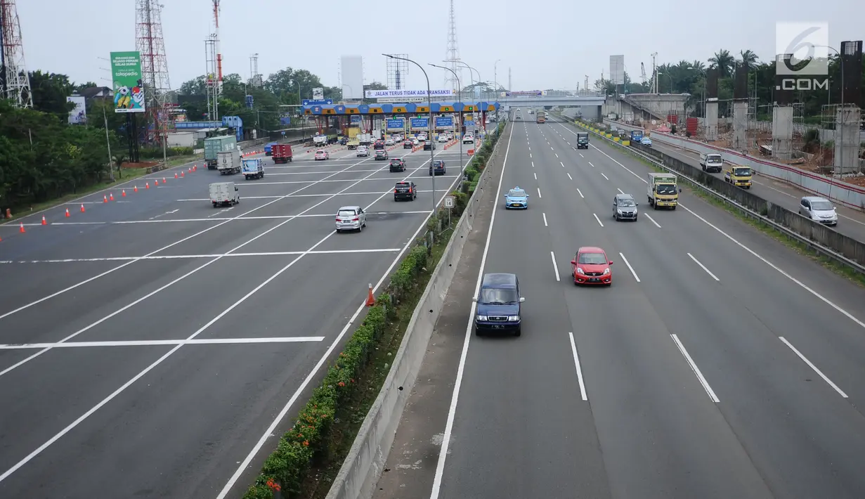 Sejumlah kendaraan melintasi kawasan tol Jagorawi Cibubur Utama, Jakarta, Jumat (8/9). Pasca perubahan sistem transaksi jalan tol Jagorawi menjadi sistem terbuka atau satu tarif, arus lalu lintas terlihat lebih lancar. (Liputan6.com/Helmi Fithriansyah) 