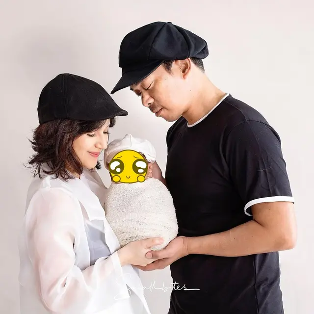 6 Potret Angelica Simperler saat Gendong Anak, Curi Perhatian
