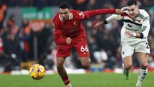 Bek Liverpool asal Inggris #66, Trent Alexander-Arnold (kiri), beradu dengan bek Manchester United asal Portugal #20, Diogo Dalot (kanan), selama pertandingan Liga Primer Inggris antara Liverpool dan Manchester United di Anfield di Liverpool, Inggris barat laut pada tanggal 5 Januari 2025. (Darren Staples/AFP)