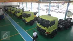 PT Hino Motors Sales Indonesia (HMSI) meresmikan bangunan after sales di Kawasan Industri Jatake, Tangerang, Kamis (19/11/2015). Gedung tersebut bakal menjadi pusat kegiatan Hino untuk pelayanan after sales dan suku cadang. (Liputan6.com/Angga Yuniar)