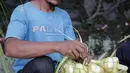 Pedagang memilah kulit ketupat di Pasar Palmerah, Jakarta, Rabu (2/6). Jelang lebaran penjualan kulit ketupat mulai ramai, omsetnya melonjak hingga 10 kali lipat. (Liputan6.com/Faizal Fanai)