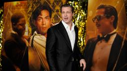 Brad Pitt tiba pada premiere film "Babylon" di Academy Museum of Motion Pictures, Los Angeles, Amerika Serikat, 15 Desember 2022. Peraih Academy Award itu tampil necis dalam balutan jas satin hitam dengan celana panjang yang serasi. (AP Photo/Chris Pizzello)