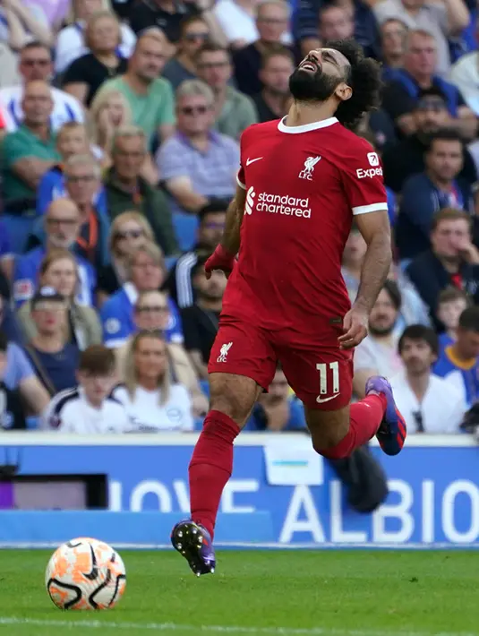 <p>Meski banyak menyerang, tapi justru Brighton and Hove Albion yang pecah telur gol. Brighton and Hove Albion unggul 1-0 usai Adingra cetak gol di menit ke-20. (AP Photo/Alberto Pezzali)</p>
