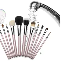 Bingung bagaimana membersihkan kuas dan sponge makeup yang sudah kotor? Intip cara jitu berikut ini.