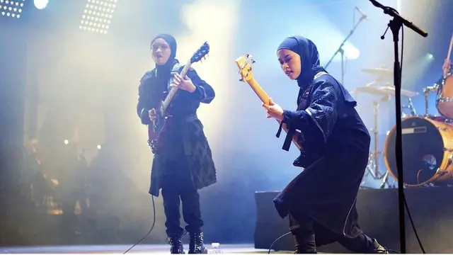 Band Mental Voice of Baceprot Kenakan Tenun Garut saat Manggung di Prancis dan Jawaban Menohok Soal Hijab/dok. Instagram @ Voiceofbaceprot