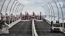 Aktivitas pekerja saat menyelesaikan proyek pembangunan jalur lintas atas (flyover) Cakung, Jakarta, Kamis (17/12/2020). Proyek Flyover Cakung saat ini telah mencapai 94 persen dan sedang menyelesaikan pemasangan balok girder pada bentang yang melintasi rel kereta api. (merdeka.com/Iqbal Nugroho)