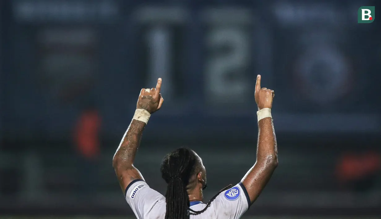 Dua gol Carlos Fortes memberi kemenangan bagi Arema FC sekaligus tambahan tiga poin yang membuat Arema kembali jadi runner up klasemen BRI Liga 1. (Bola.com/Bagaskara Lazuardi)